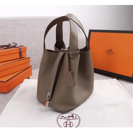 Hermes  AAA Quality Handbags in 179704