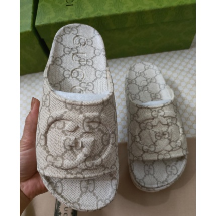 Gucci Slippers For Women in 180371