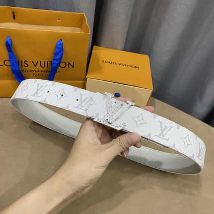 Louis Vuitton AAA Belts in 182501