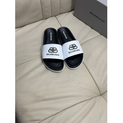 Balenciaga Slippers For Men in 182805