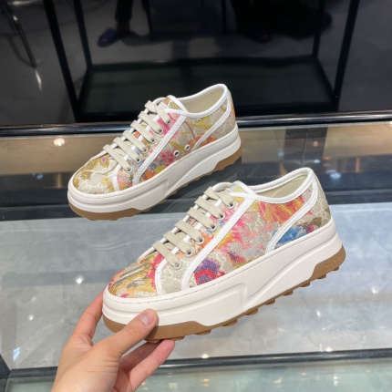 New Arrivals Gucci Sneakers For Women in 184001