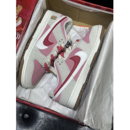 Nike Dunk Low Shoes for Women in 184091