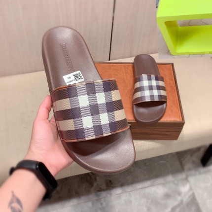 Burberry Slippers For Men in 184385