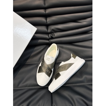 Givenchy Sneakers For Men in 186201