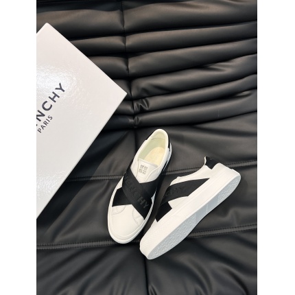 Givenchy Sneakers For Men in 186202