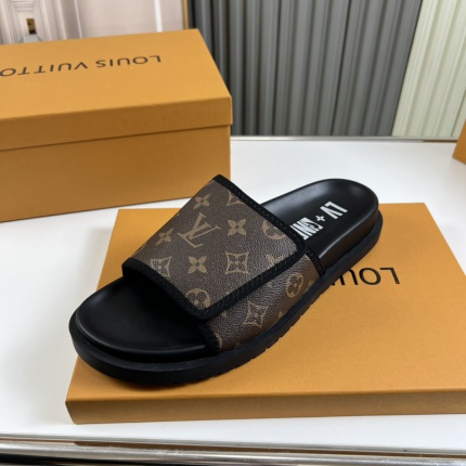 Louis Vuitton Slippers For Men in 186735