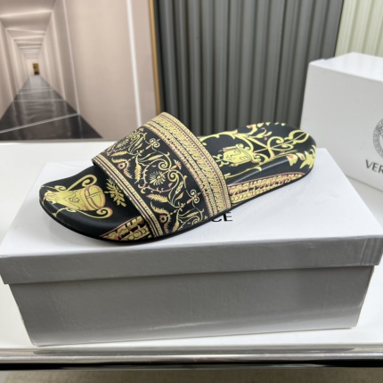 Versace Slippers For Men in 186747