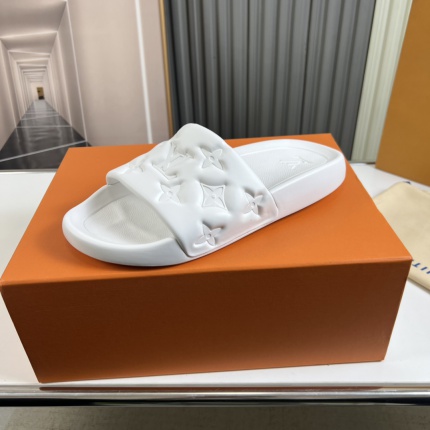 Louis Vuitton Slippers For Men in 186756