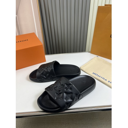 Louis Vuitton Slippers For Men in 186757