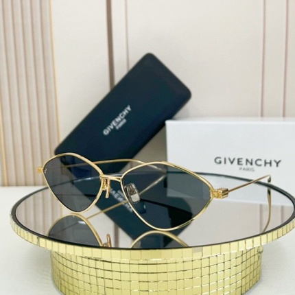 Givenchy AAA Quality Glasses in 187411