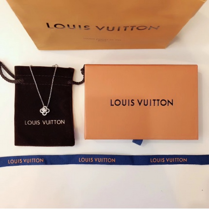 Louis Vuitton Necklace in 190127