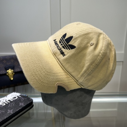 Balenciage Hats in 190385