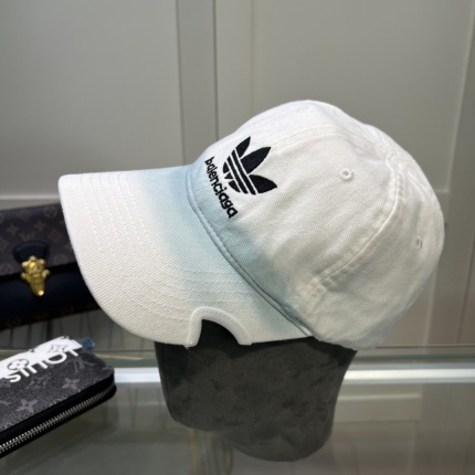 Balenciage Hats in 190386