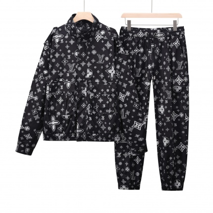 New Arrivals Louis Vuitton Tracksuits For Men in 192119