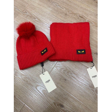 New Arrivals Fendi Scarf and Beanies A set in 193323