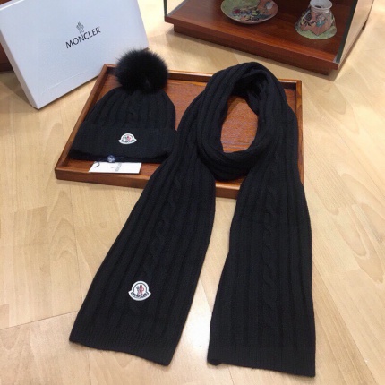 New Arrivals Moncler Scarf and Beanies A set in 193346