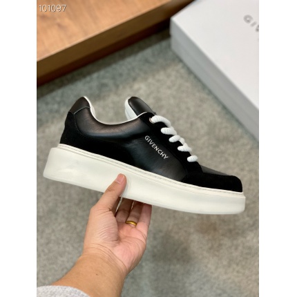 New Arrivals Givenchy Sneakers For Men in 194274