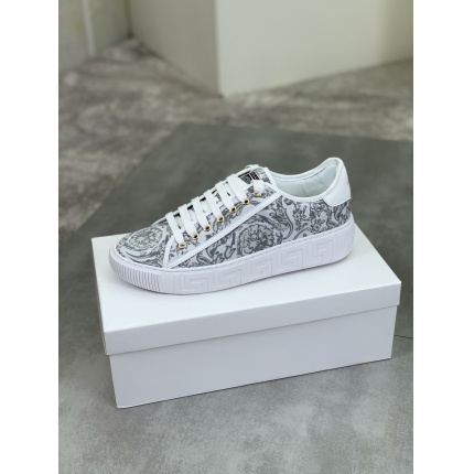 New Arrivals Versace Sneakers For Men in 197028