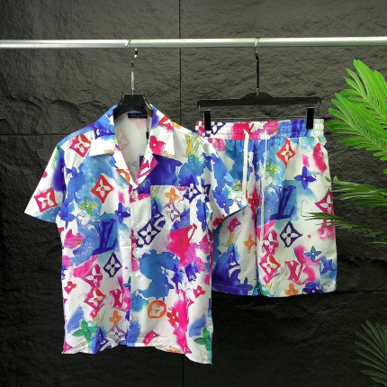 New Arrivals Louis Vuitton Short Tracksuits For Men in 197960