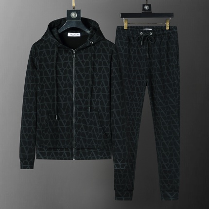 New Arrivals Valentino Tracksuits For Men in 198250