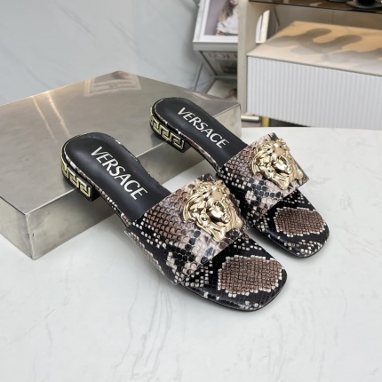 New Arrivals Versace Slippers For Women in 198328