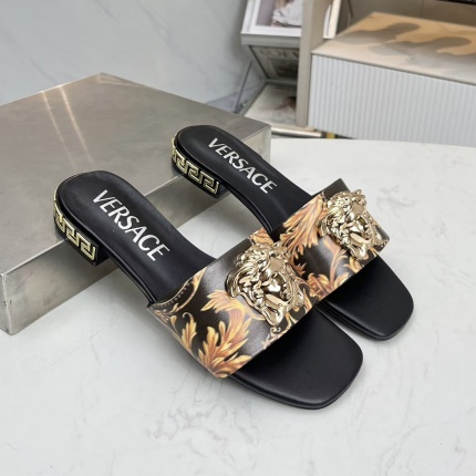 New Arrivals Versace Slippers For Women in 198329