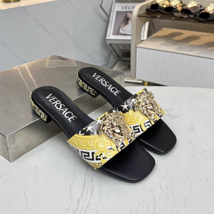 New Arrivals Versace Slippers For Women in 198331