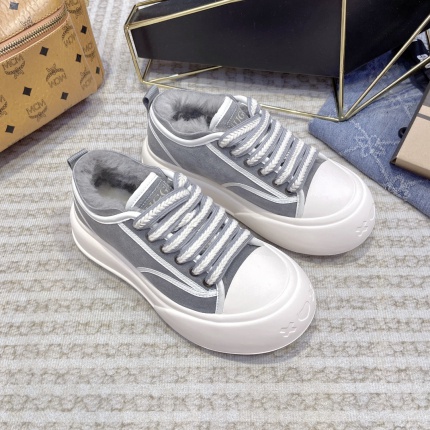 New Arrivals VGG Fur Sneakers For Women in 199971