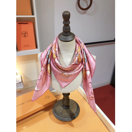 New Arrivals Louis Vuitton LightWeight Silk Scarf in 200091