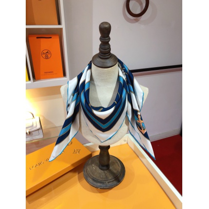 New Arrivals Louis Vuitton LightWeight Silk Scarf in 200096