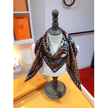New Arrivals Louis Vuitton LightWeight Silk Scarf in 200099