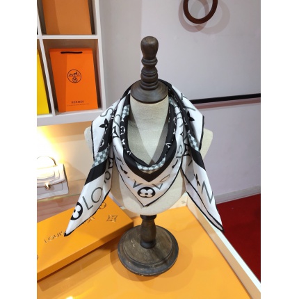 New Arrivals Louis Vuitton LightWeight Silk Scarf in 200102