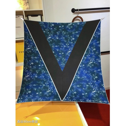 New Arrivals Louis Vuitton LightWeight Silk Scarf in 200117
