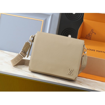 Louis Vuitton AAA quality CrossBody Bags in 202149