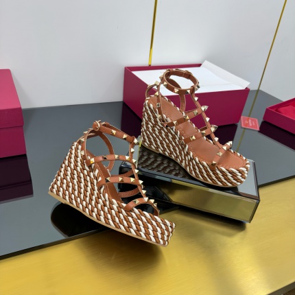 New Arrivals Valentino Sandals For Women in 204002