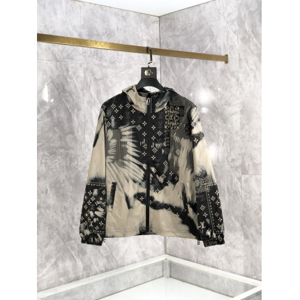 Louis Vuitton Thin Jackets For Men in 204095
