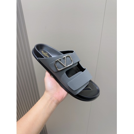 High quality Valentino Slippers For Men in 204582