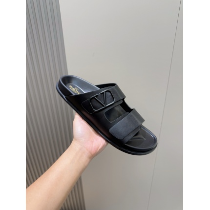 High quality Valentino Slippers For Men in 204584