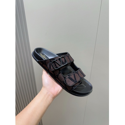 High quality Valentino Slippers For Men in 204586