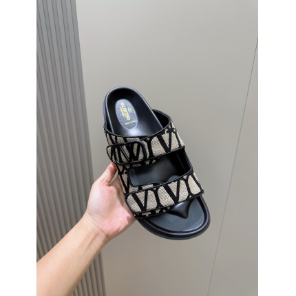 High quality Valentino Slippers For Men in 204589