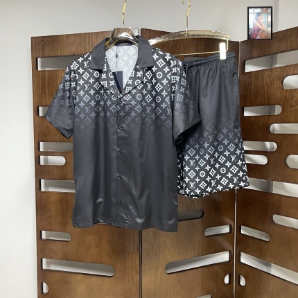 Louis Vuitton Short Tracksuits For Men in 204787