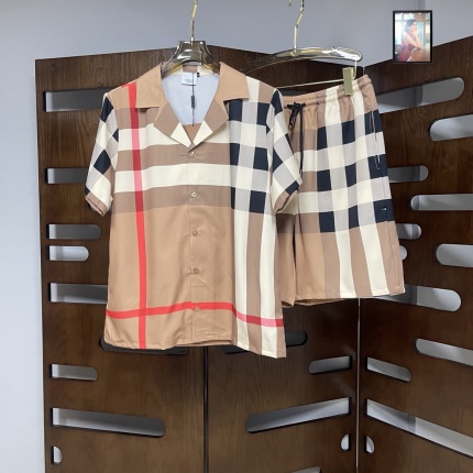 Burberry Short Tracksuits For Men in 204792