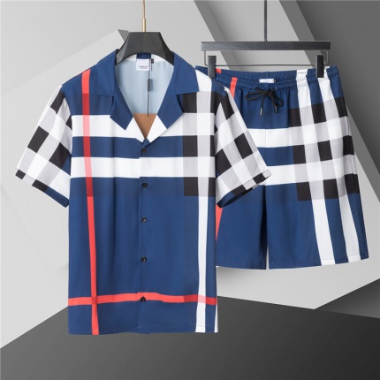 Burberry Short Tracksuits For Men in 204923