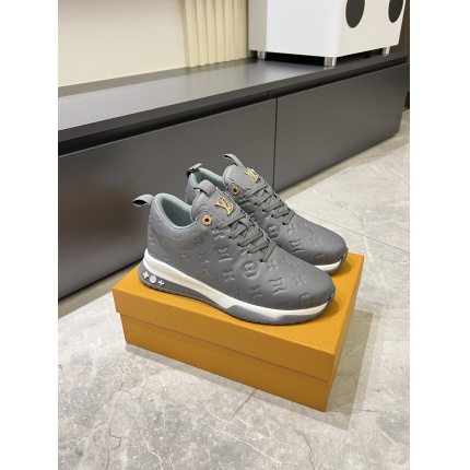 Louis Vuitton Sneakers For Men in 205556
