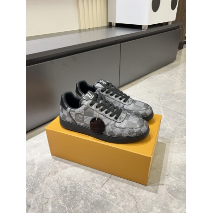 Louis Vuitton Sneakers For Men in 205740