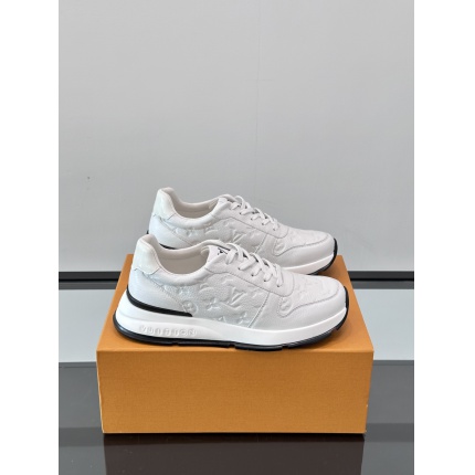 Louis Vuitton Sneakers For Men in 205773