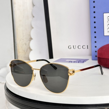 Gucci AAA Quality Sunglasses in 207207