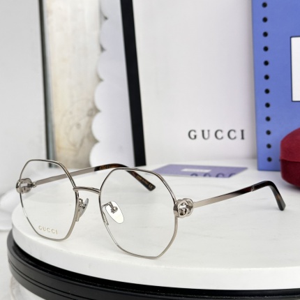 Gucci AAA Quality Sunglasses in 207212