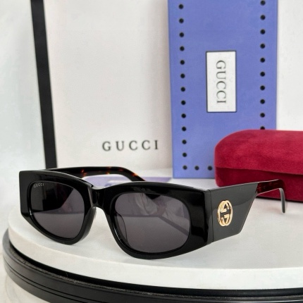 Gucci AAA Quality Sunglasses in 207220