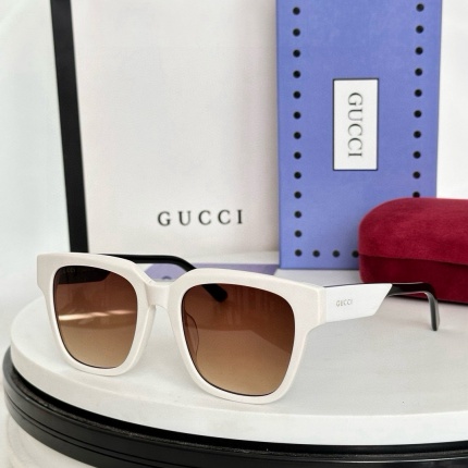 Gucci AAA Quality Sunglasses in 207225